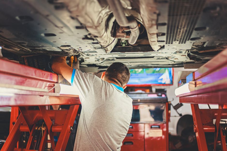 Underbody check on the lift